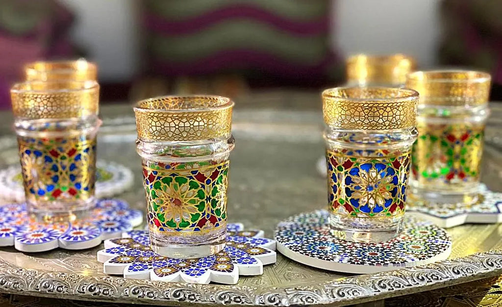 Marokkolainen teekuppi-setti – 6 käsintehtyä lasikuppi kultareunuksin, suoraan Marrakechin basaarista