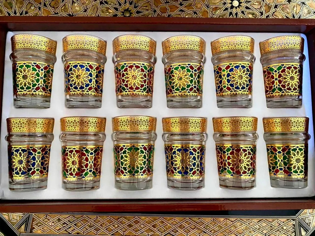 Marokkolainen teekuppi-setti – 6 käsintehtyä lasikuppi kultareunuksin, suoraan Marrakechin basaarista