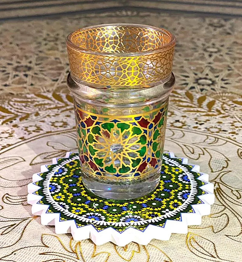 Marokkolainen teekuppi-setti – 6 käsintehtyä lasikuppi kultareunuksin, suoraan Marrakechin basaarista