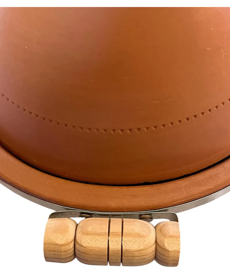 Savi-tagine – perinteinen marokkolainen savipata, käsintehty Fesissä