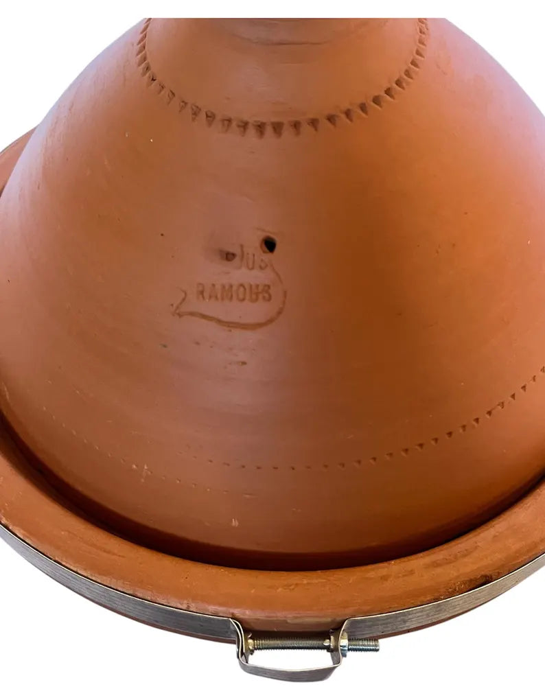 Savi-tagine – perinteinen marokkolainen savipata, käsintehty Fesissä