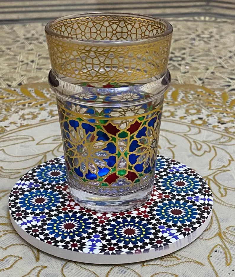 Marokkolainen teekuppi-setti – 6 käsintehtyä lasikuppi kultareunuksin, suoraan Marrakechin basaarista